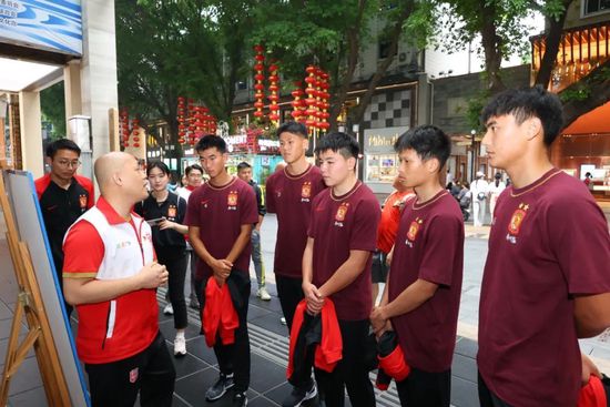 臣服学生胯下的丝袜老师