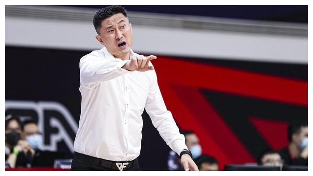 一个男孩子顶哭男孩子
